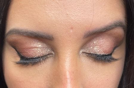 Trucco occhi rosa champagne glitterato con ciglia voluminose