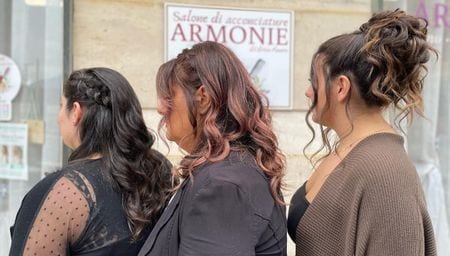 Tre clienti con acconciature diverse davanti al salone Armonie di Erica Favaro