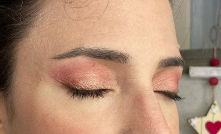 Trucco occhi pesca con finish glitterato