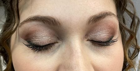 Trucco occhi malva con eyeliner effetto smokey
