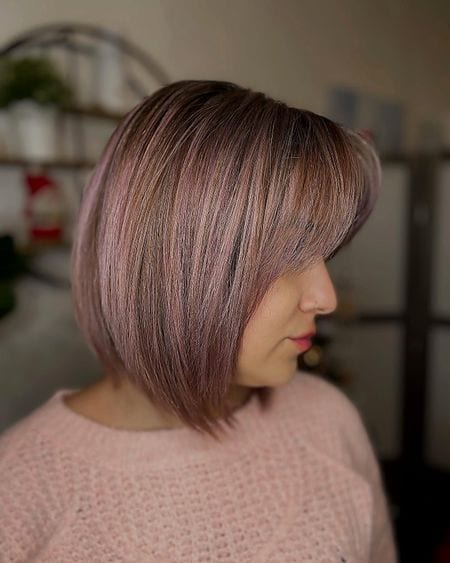 Caschetto corto asimmetrico con balayage rosa antico