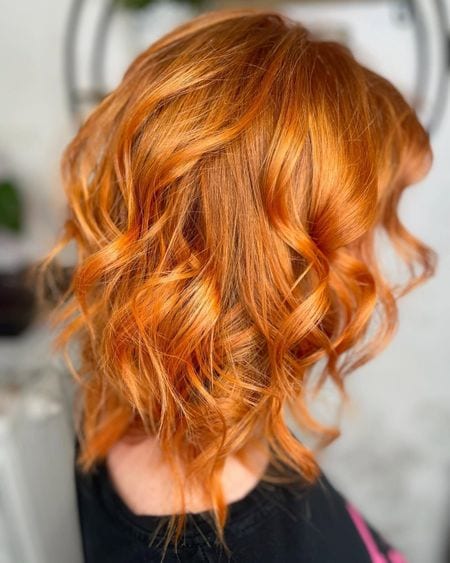 Capelli mossi color rame acceso