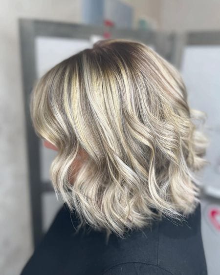 Caschetto mosso biondo con balayage luminoso